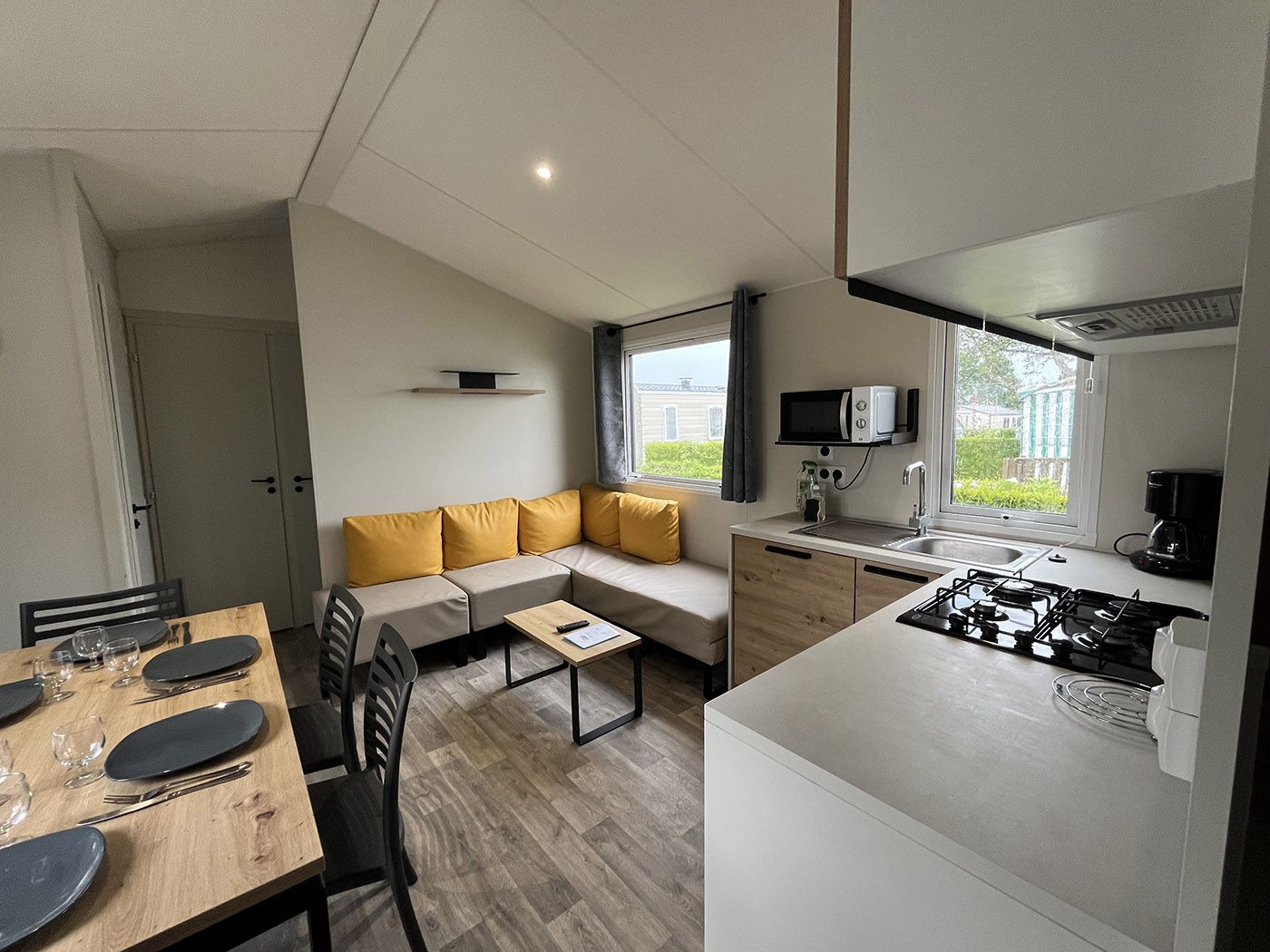 Toscane Mobile Home | Kitchen, living and sitting room Campsite in Normandy - Alabaster Coast | 4-bedroom mobile home - 2 shower rooms
