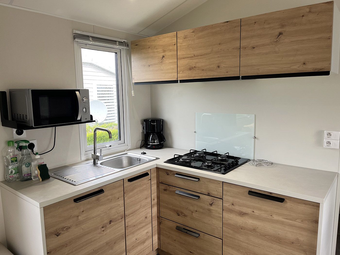 Toscane Mobile Home | Fitted kitchen area Campsite in Normandy - Alabaster Coast | 4-bedroom mobile home - 2 shower rooms
